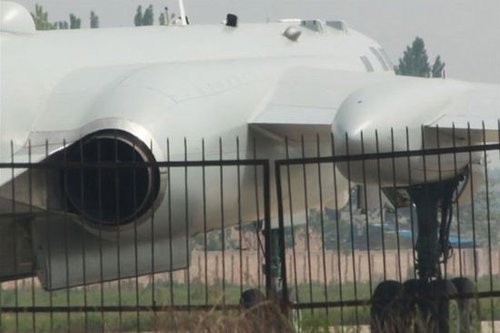 Máy bay ném bom H-6K nhìn ở cự ly gần